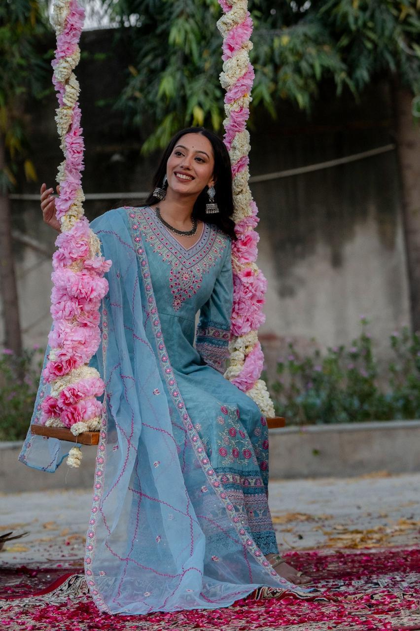 Light Blue Floral Embroidered Kurta Set Mulson  with Chiffon Dupatta